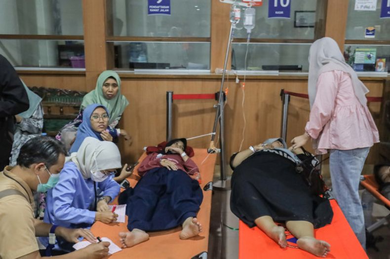 Estudiantes que enfermaron presuntamente por una intoxicación alimentaria tras ingerir las comidas gratuitas de su escuela, reciben atención médica en un hospital en Sidoarjo, Java Oriental, Indonesia, el 2 de septiembre de 2026. (AP Foto/Jusuf Aydin)
