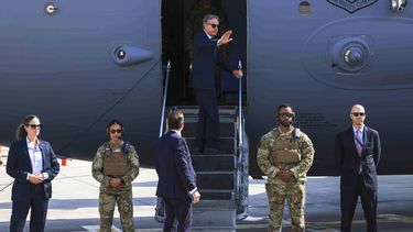 El secretario de Estado de Estados Unidos, Antony Blinken, saluda antes de viajar a Egipto, en Tel Aviv, Israel, el 20 de agosto de 2024. (Kevin Mohatt//Pool Foto vía AP)