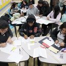 ARCHIVO - Estudiantes trabajan en la Escuela Secundaria Benjamin O. Davis, en Compton, California, el 6 de febrero de 2025. (AP Foto/Eric Thayer, archivo)
