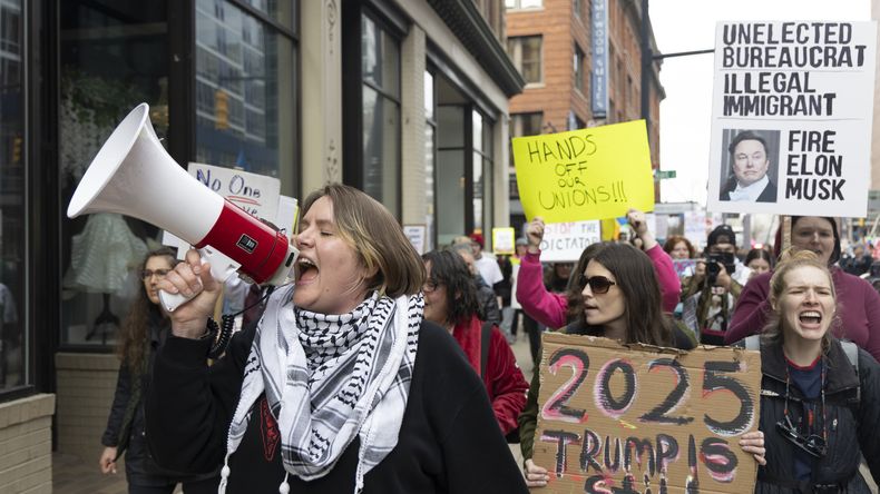 ARCHIVO – El organizador comunitario Emerson Wolfe encabeza una marcha organizada por Indivisible Greater Grand Rapids en la avenida Ottawa, en una manifestación de Hands Off! (¡Manos fuera!), el 5 de abril de 2025, en Grand Rapids, Michigan. (Arthur H. Trickett-Wile/The Grand Rapids Press vía AP)