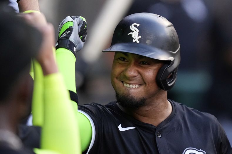 El venezolano de los Medias Blancas de Chicago Lenyn Sosa felicitado por sus compañeros en el dugout tras su jonrón solitario en la segunda entrada ante los Angelinos de Los Ángeles el viernes primero de agosto del 2025. (AP Foto/Mark J. Terrill)