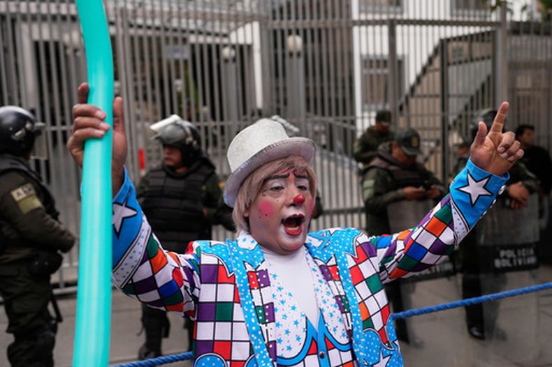 Un payaso grita consignas durante una protesta contra la prohibición gubernamental de celebrar fiestas navideñas en las escuelas durante el horario lectivo, frente al Ministerio de Educación en La Paz, Bolivia, el lunes 30 de marzo de 2026. (Foto AP/Juan Karita)