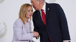 ARCHIVO - El presidente de Estados Unidos, Donald Trump, saluda a la primera ministra italiana, Giorgia Meloni, durante una cumbre para poner fin a más de dos años de guerra entre Israel y Hamas en Gaza tras un cese al fuego el 13 de octubre de 2025 en Sharm El Sheij, Egipto. (AP Foto/Evan Vucci, Pool, Archivo)