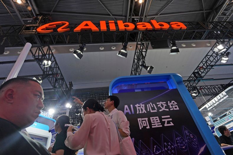 Asistentes pasan junto al puesto de Alibaba, donde un cartel dice Descansa tranquilo dando IA a Ali Cloud en la World AI Conference en Shanghñai, el 17 de julio de 2026. (AP Foto/Ng Han Guan)