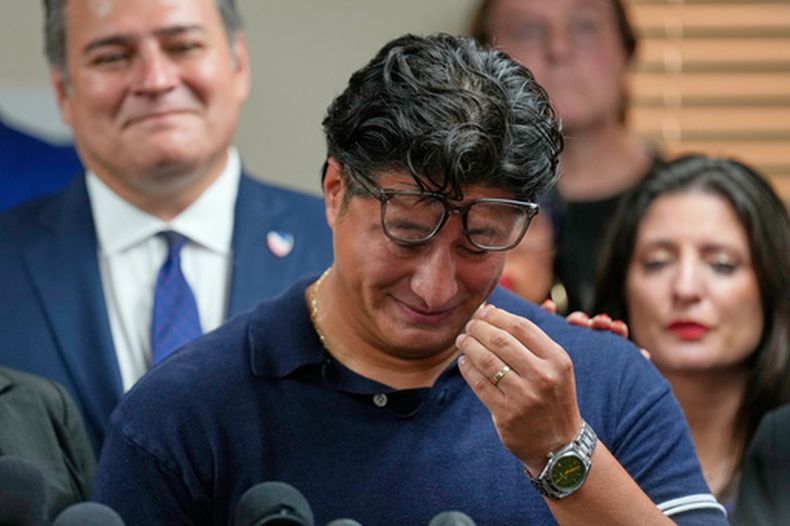 Ronaldo Salgado, hijo de Lorenzo Salgado Araujo, se seca las lágrimas mientras habla en una conferencia de prensa, el miércoles 8 de julio de 2026, en Houston. (AP Foto/David J. Phillip)