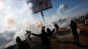 caravana de migrantes en tijuana: patrulla fronteriza de ee.uu. dispara gases lacrimogenos tras el intento de un grupo de migrantes de cruzar la valla