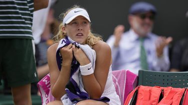 La rusa Mirra Andreeva sentada durante un tiempo muerto en el encuentro de la cuarta ronda ante Madison Keys en Wimbledon el lunes 10 de julio del 2023. (AP Foto/Alastair Grant)