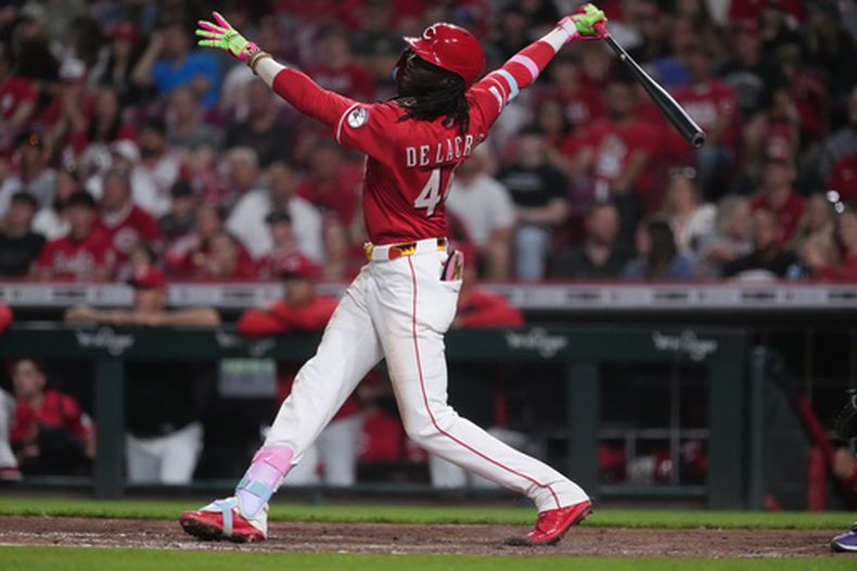 Elly de la Cruz de los Rojos de Cincinnati batea un jonrón ante los Rockies de Colorado, el martes 28 de abril de 2026, en Cincinnati. (AP Foto/Kareem Elgazzar)