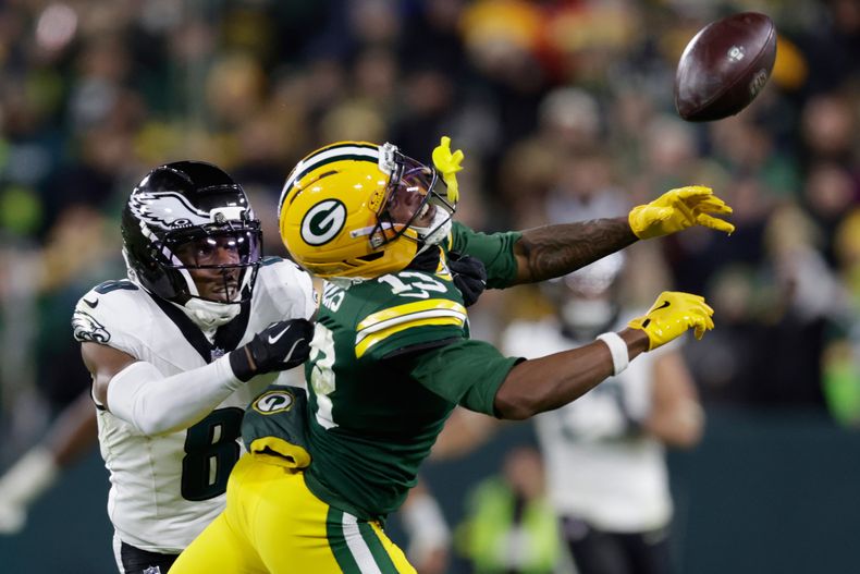 Adoree Jackson, de los Eagles de Filadelfia, desvía un pase dirigido a Dontayvion Wicks, de los Packers de Green Bay, el lunes 10 de noviembre de 2025 (AP Foto/Matt Ludtke)