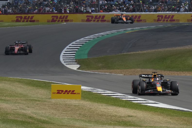 El piloto holandés de Red Bull Max Verstappen, a la derecha, durante la sesión de clasificación para el Gran Premio de Inglaterra en el circuito de Silverstone, Inglaterra, el sábado 8 de julio de 2023. (AP Foto/Luca Bruno)