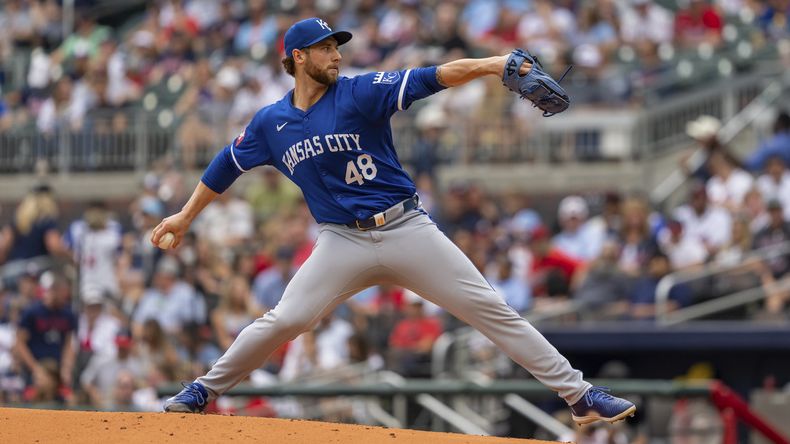 El lanzador de los Reales de Kansas City, Alec Marsh, lanza en la primera entrada contra los Bravos de Atlanta, el domingo 29 de septiembre de 2024, en Atlanta. (AP Foto/Jason Allen)
