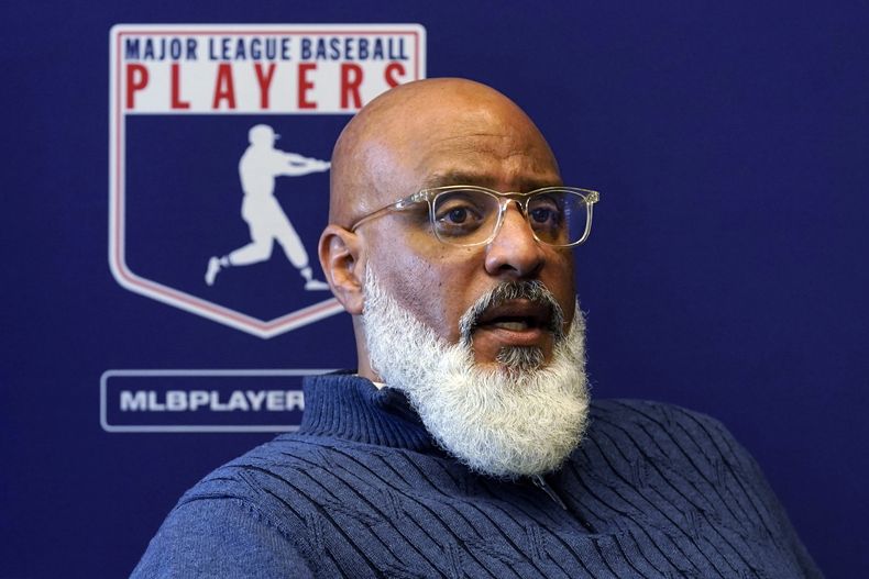 ARCHIVO - El director ejecutivo de la Asociación de Jugadores de Béisbol de las Grandes Ligas, Tony Clark, responde una pregunta durante una conferencia de prensa en Nueva York el 11 de marzo de 2022. El jefe de la asociación de jugadores de béisbol, Clark, casi duplicó su salario a $4.25 millones en 2023, según la Declaración Federal Anual del Sindicato, presentada el lunes 1 de abril de 2024. (AP Foto/Richard Drew, Archivo)