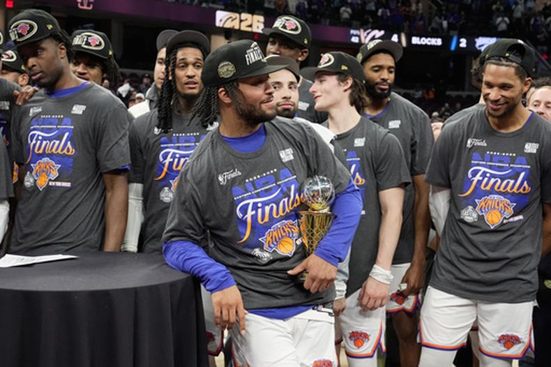 El base de los Knicks de Nueva York Jalen Brunson sostiene el trofeo al MVP de as finales de la Conferencia Este tras el juego 4 ante los Cavaliers de Cleveland el lunes 25 de mayo del 2026. (AP Foto/Sue Ogrocki)