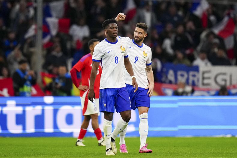 Olivier Giroud (derecha), de la selección de Francia, festeja tras anotar en un partido amistoso contra Chile, el martes 26 de marzo de 2024, en Marsella (AP Foto/Daniel Cole)