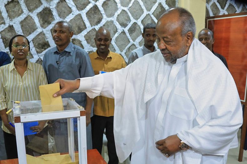 El presidente de Yibuti, Ismail Omar Guelleh, vota en un colegio electoral habilitado en el Ayuntamiento para las elecciones presidenciales, en Mouloud, Yibuti, el 10 de abril de 2026. (AP Foto/Guirreh Moumin)