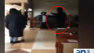 americateve | Un hombre que acuchilló a un estudiante judío en una sinagoga de Brooklyn Nueva York fue abatido a tiros por la policía. El incidente desato el caos en el templo y la movilización de las autoridades.