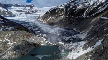 ARCHIVO — Un lago de hielo derretido en la lengua del glaciar Ródano cerca de Goms, Suiza, el 13 de junio de 2023. (AP Foto/Matthias Schrader, Archivo)