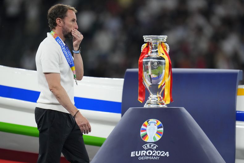 El seleccionador de Inglaterra Gareth Southgate camina frente al trofeo de la Eurocopa tras la derrota 2-1 ante España en la final, el domingo 14 de julio de 2024, en Berlín. (AP Photo/Manu Fernández)
