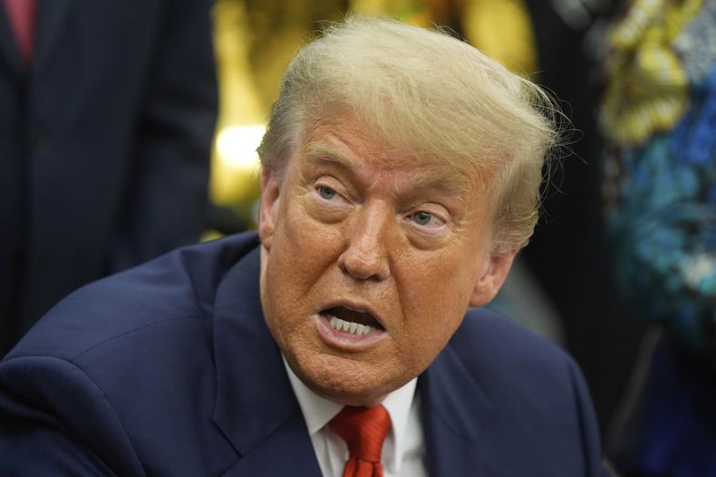 El presidente Donald Trump responde a preguntas de los reporteros durante un encuentro con el ministro de Asuntos Exteriores del Congo, Therese Kayikwamba Wagner, y el ministro de Asuntos Exteriores de Ruanda, Olivier Nduhungirehe, el viernes 27 de junio de 2025, en el Despacho Oval de la Casa Blanca, en Washington. (AP Foto/Manuel Balce Ceneta)