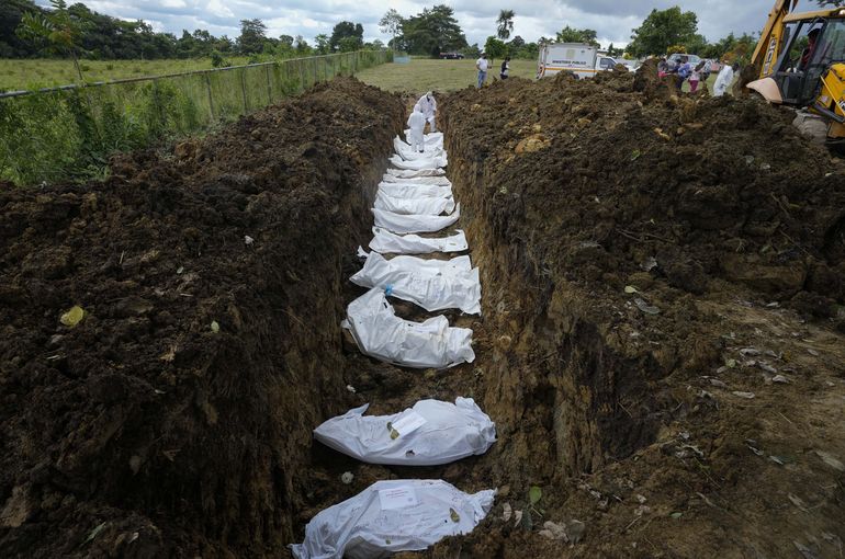 Panamá entierra a más migrantes muertos en jungla del Darién