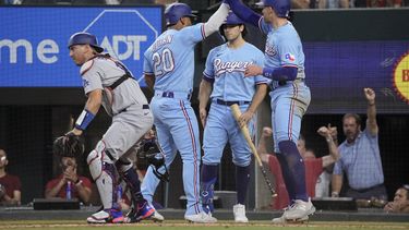 Ezequiel Duran (20) y Brad Miller, derecha, de los Rangers de Texas, celebran después de anotar con doble de Leody Taveras durante la tercera entrada del juego de béisbol en contra de los Dodgers de Los Ángeles, el domingo 23 de julio de 2023, en Arlington, Texas. (AP Foto/Sam Hodde)