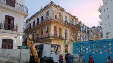 un fallecido y dos personas atrapadas bajo escombro en derrumbe en la habana vieja
