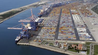 americateve | Imagen de archivo del puerto italiano de Gioia Tauro localizado en el sur de Italia. El martes 11 de febrero de 2014 una operaci&oacute;n conjunta de autoridades de Estados Unidos e Italia permiti&oacute; la detenci&oacute;n de integrantes de una red de t