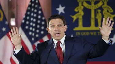 el gobernador ron desantis promulgo la ley que permite portar armas sin licencia en la florida