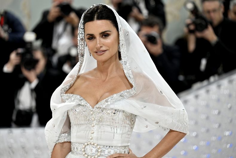 Penelope Cruz llega a la gala del Instituto del Vestido del Museo Metropolitano de Arte para celebrar la inauguración de la exposición Karl Lagerfeld: A Line of Beauty el lunes 1 de mayo de 2023 en Nueva York. (Foto Evan Agostini/Invision/AP)