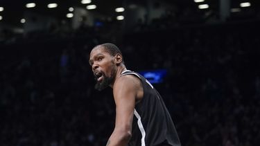 Durant cuestiona mandato que deja a Irving entrar a arena