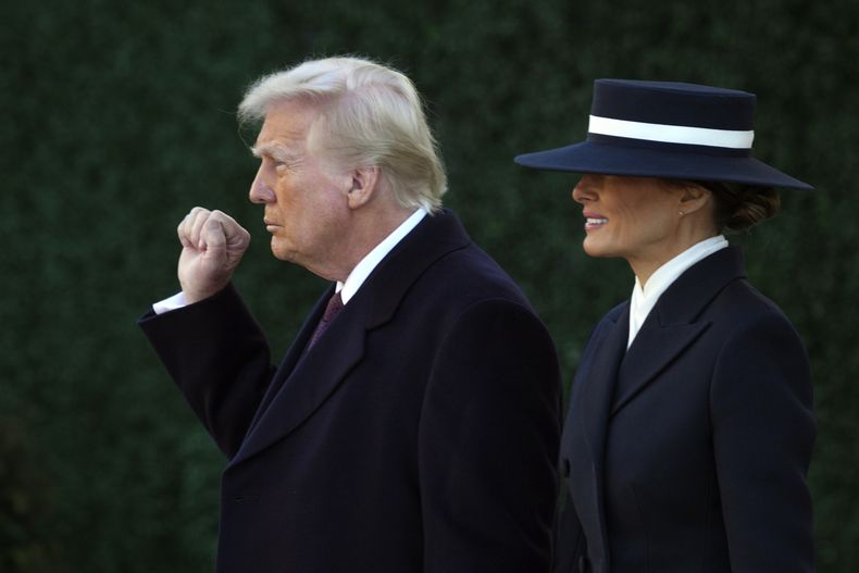 El presidente electo Donald Trump gesticula acompañado por su esposa Melania tras una misa en la iglesia St. John cerca de la Casa Blanca, en Washington, el lunes 20 de enero de 2025. (AP Foto/Matt Rourke)
