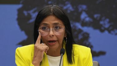 ARCHIVO - La vicepresidenta venezolana, Delcy Rodríguez, en una conferencia de prensa en el palacio presidencial de Miraflores en Caracas, Venezuela, el 10 de marzo de 2025. (AP Foto/Ariana Cubillos, Archivo)