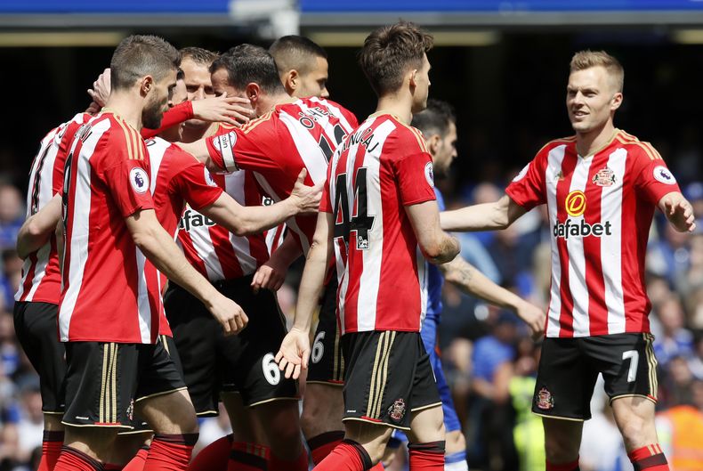 ARCHIVO - Los jugadores del Sunderland festejan luego de anotar ante Chelsea, en un partido de la Liga Premier, realizado el domingo 21 de mayo de 2017 (AP Foto/Kirsty Wigglesworth, archivo)