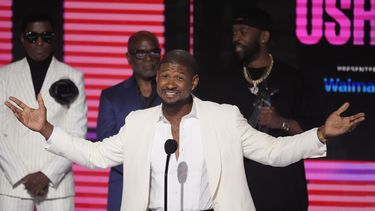 Usher acepta el reconocimiento a la trayectoria en los premios BET el domingo 30 de junio de 2024 en el Peacock Theatre de Los Ángeles. Babyface, atrás a la izquierda, y L.A. Reid, atrás al centro, miran. (Foto AP/Chris Pizzello)