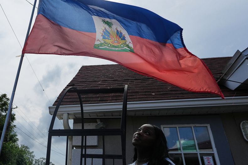 Patricia Grace Louis-Jacques, estudiante de enfermería con familiares cercanos y amigos de origen haitiano afectados por el fin del TPS, posa para una foto fuera del Caribbean Creole Café en Salisbury, Maryland, el domingo 2 de agosto de 2026. (AP Foto/Luis Andres Henao)