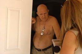 Peguero en el portal de su casa en Miami, abordado por Telemundo 51.