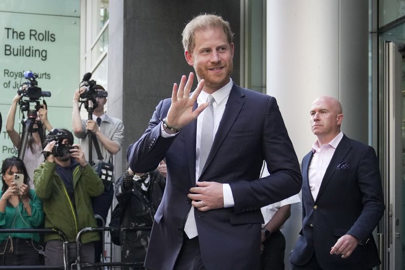 ARCHIVO - El príncipe Enrique abandona la Corte Superior después de declarar en Londres, el 7 de junio de 2023. Un juez de Londres permitió que la demanda del príncipe Enrique contra la editorial del tabloide The Sun fuera a juicio por afirmaciones de que el periódico usó métodos ilegales para recopilar información sobre él. (Foto AP/Kin Cheung, archivo)