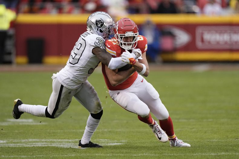 El tight end de los Chiefs de Kansas City tight end Travis Kelce corre con el balón mientras lo detiene el cornerback de los Raiders de Las Vegas Nate Hobbs en el encuentro del lunes 25 de diciembre del 2023. (AP Foto/Charlie Riedel)