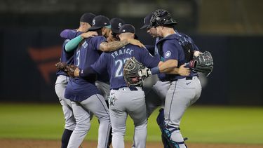 Jugadores de los Marineros de Seattle celebran después de derrotar a los Atléticos de Oakland en un partido de béisbol en Oakland, California, el martes 4 de junio de 2024. (AP Foto/Jeff Chiu)