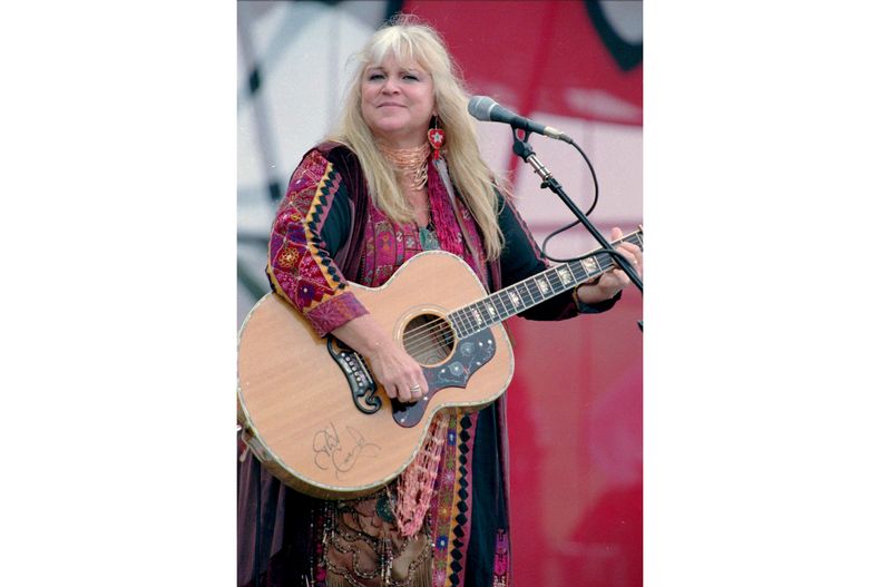 ARCHIVO - Melanie Safka abre el segundo día del festival A Day In The Garden el 15 de agosto de 1988, en Bethel, Nueva York. Melanie, la cantautora folk detrás de éxitos de la década de 1970 como Brand New Key, falleció. El publicista de Melanie le dijo a The Associated Press que ella murió el martes 23 de enero de 2024. Tenía 76 años. (Foto AP/Ken Bizzigotti, archivo)