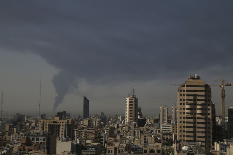 Sale humo de una instalación petrolera iraní, al parecer después de un bombardeo israelí, en el sur de Teherán el 15 de junio del 2025. (AP foto)