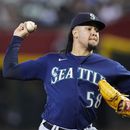 El abridor de los Marineros de Seattle Luis Castillo lanza en la primera entrada del juego ante los Diamondbacks de Arizona en Phoenix el domingo 30 de julio del 2023. (AP Foto/Ross D. Franklin)