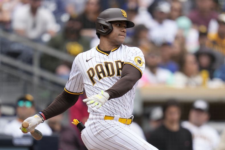 El dominicano Juan Soto conecta un sencillo por los Padres de San Diego ante los Marineros de Seattle, el miércoles 7 de junio de 2023 (AP Foto/Gregory Bull)