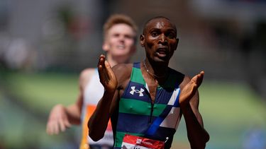ARCHIVO - Jonah Koech celebra después de ganar la final masculina de los 1,500 metros en el campeonato de atletismo de EE. UU. en Eugene, Oregón, el 2 de agosto de 2025. (Foto AP/Abbie Parr, Archivo)
