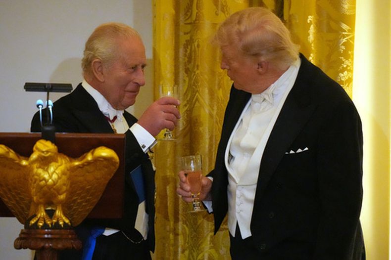 El rey Carlos III de Inglaterra con el presidente estadounidense Donald Trump en la cena de Estado con la primera dama Melania Trump y la reina Camila, en la Casa Blanca en Washington, el 28 de abril del 2026. (AP foto/Alex Brandon)