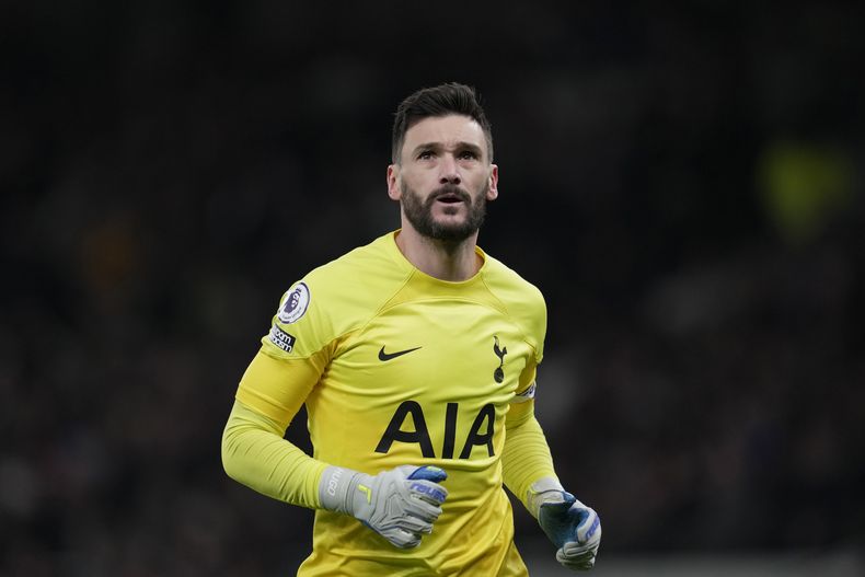 ARCHIVO - Foto del 5 de febrero del 2023, el portero del Tottenham Hugo Lloris observa una jugada en el encuentro de la Liga Premier ante el Manchester City. El sábado 30 de diciembre del 2023, Lloris firma con Los Ángeles FC por un año. (AP Foto/Kin Cheung, Archivo)