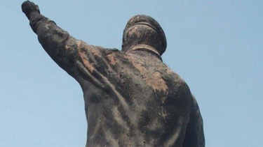 Prendieron fuego una estatua de Chávez