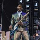 ARCHIVO - Jon Batiste actúa durante el Bonnaroo Music & Arts Festival, el 15 de junio de 2024, en Manchester, Tennessee. (Foto Amy Harris/Invision/AP, archivo)