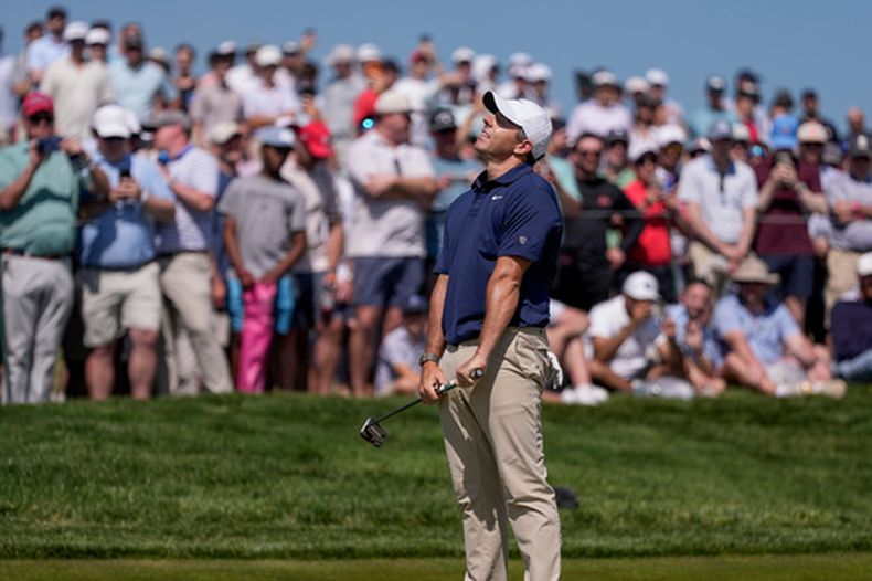 Rory McIlroy, de Irlanda del Norte, reacciona después de fallar un putt en el hoyo 7 durante la última ronda del Campeonato de la PGA en el Campo de Golf Aronimik, el domingo 17 de mayo de 2026, en Newtown Square, Pensilvania. (AP Foto/Matt Slocum)