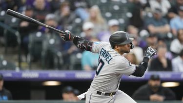 El cubano Yuli Gurriel, de los Marlins de Miami, conecta un sencillo productor ante los Rockies de Colorado, el miércoles 24 de mayo de 2023 (AP foto/David Zalubowski)